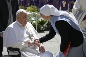 Lee más sobre el artículo El papa Francisco apareció de sorpresa en la Plaza de San Pedro