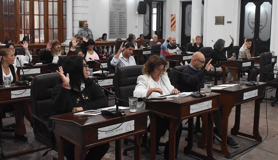 Lee más sobre el artículo Concejo Deliberante: aprobaron aumento del 12% para taxis y remises