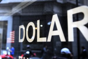 Lee más sobre el artículo El «Lunes Negro» golpeó fuerte a los mercados e impulsó la suba del dólar en Argentina