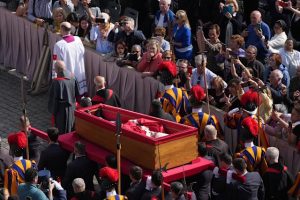 Lee más sobre el artículo Miles de fieles comenzaron a ingresar a la Basílica de San Pedro para darle el último adiós al papa Francisco