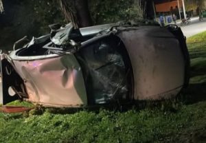 Lee más sobre el artículo Ramallo: dos heridos tras volcar un auto y chocar contra vivienda