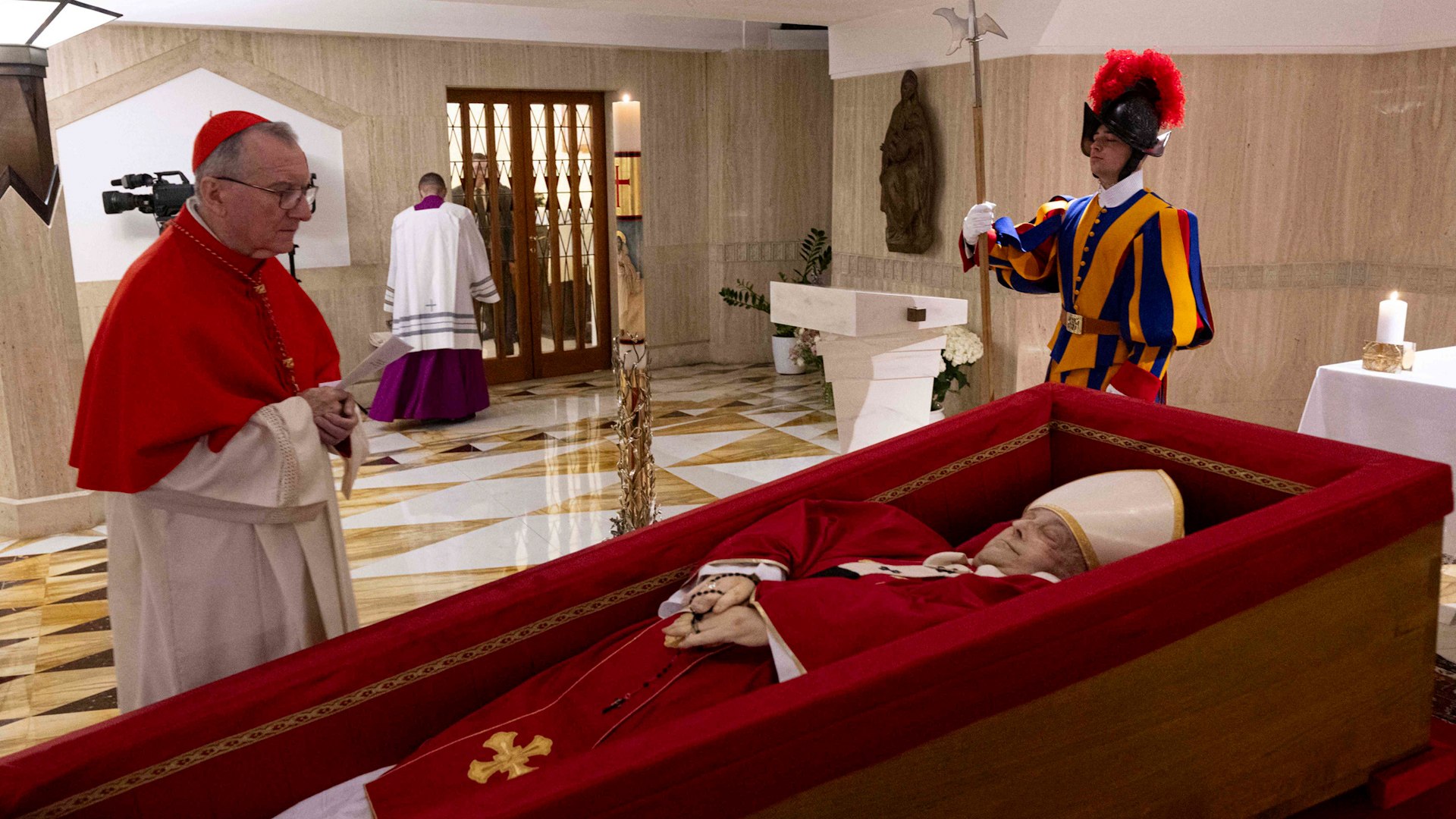 Lee más sobre el artículo El mundo despide a Francisco: el Papa es velado en la capilla en su residencia de la Casa Santa Marta