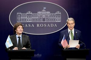 Lee más sobre el artículo Javier Milei quedó atrapado en la guerra comercial entre Estados Unidos y China