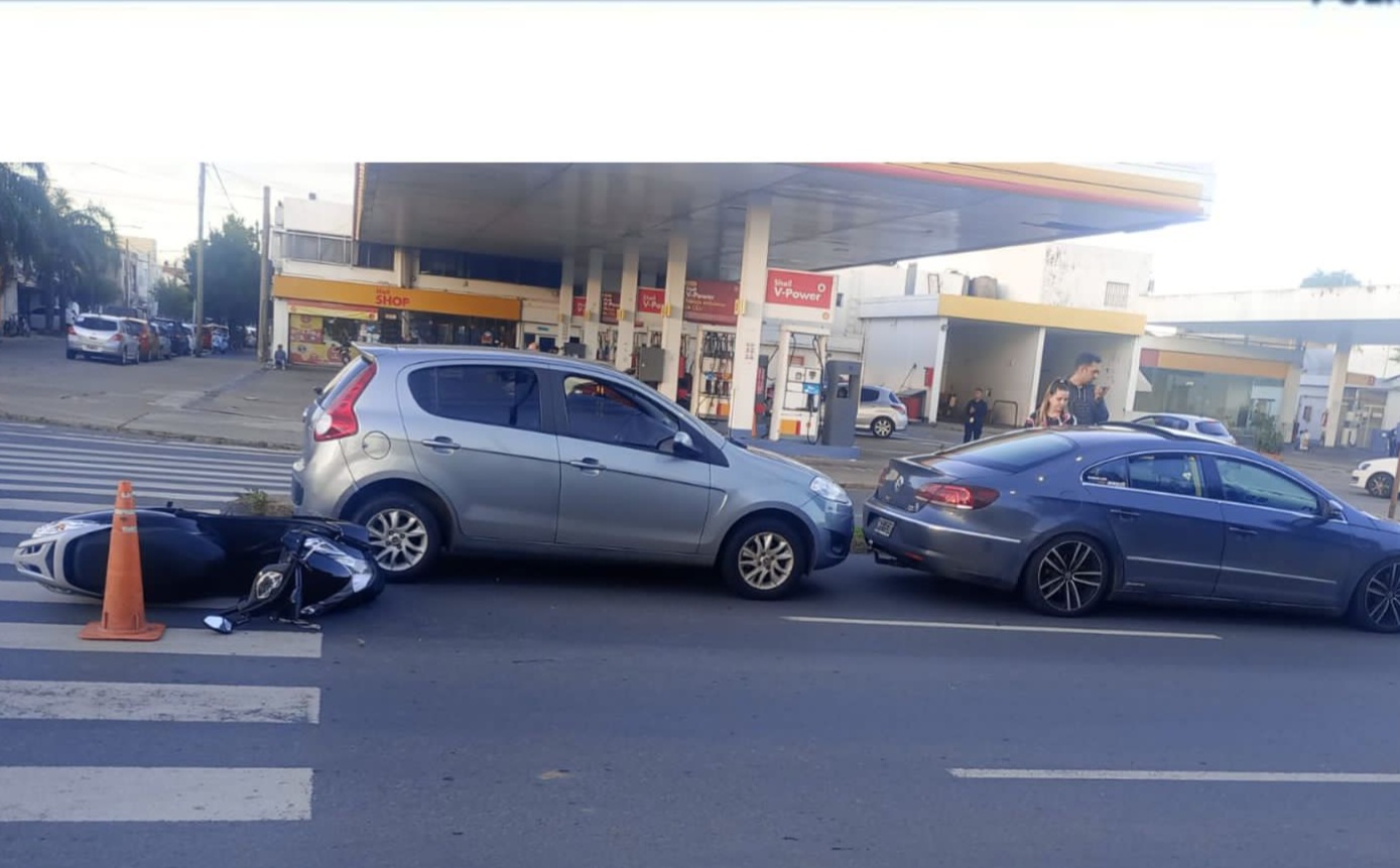 Lee más sobre el artículo Triple choque en Avenida Savio, con una mujer herida