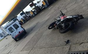 Lee más sobre el artículo Dos jóvenes heridos a raíz de choque entre moto y camioneta en la zona sur