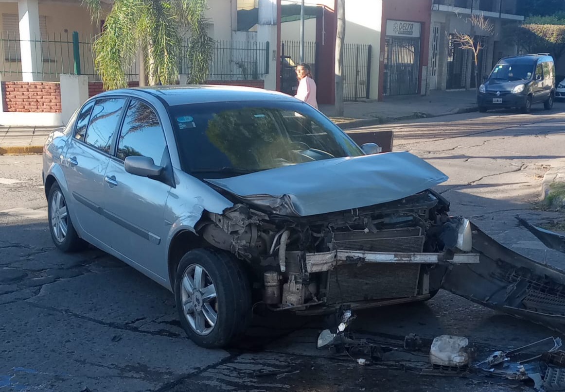 Lee más sobre el artículo Violento choque entre automóvil y camión en la zona sur