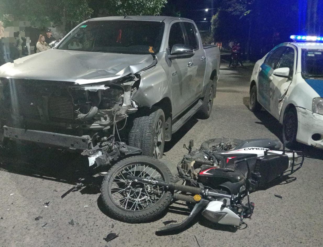 Lee más sobre el artículo Dos jóvenes heridos tras choque entre moto y camioneta