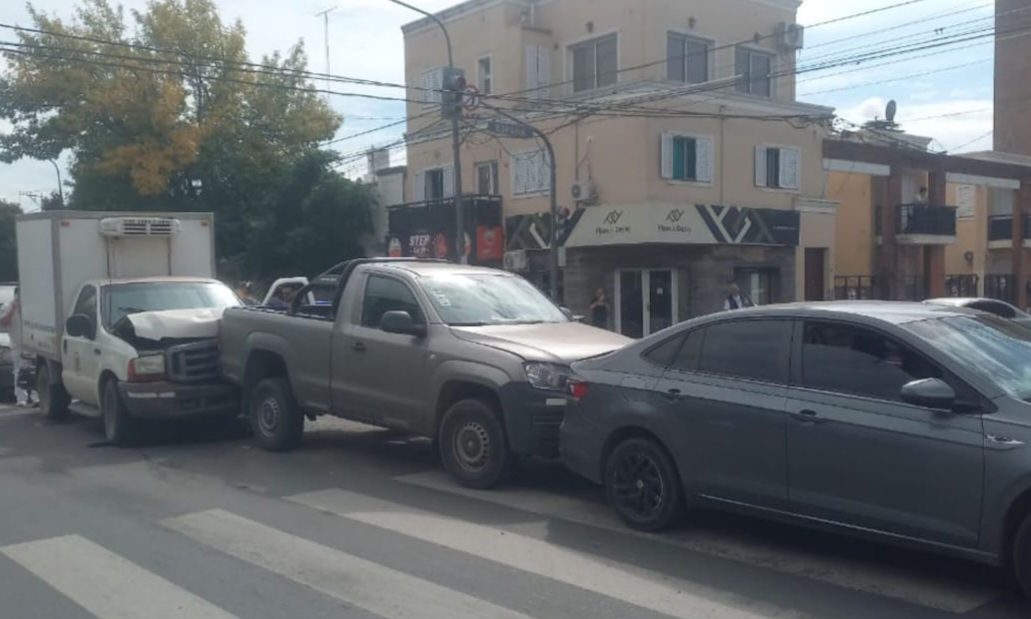 Lee más sobre el artículo Múltiple choque de cuatro vehículos en Avenida Savio y España