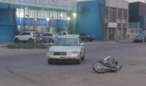 Lee más sobre el artículo Dos motociclistas con lesiones al chocar con auto en la zona sur
