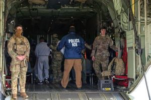 Lee más sobre el artículo Trump propone pagarles a los inmigrantes sin papeles para que se vayan de EE.UU.