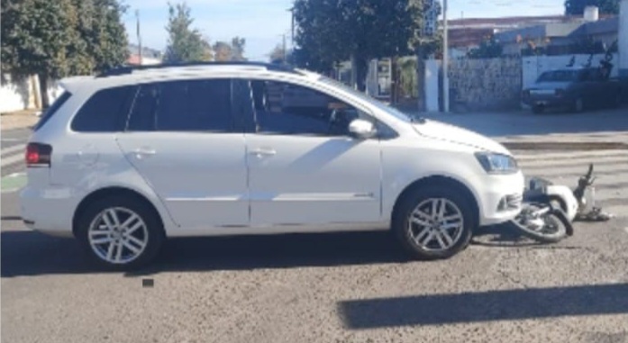 Lee más sobre el artículo Una joven y su hija sufrieron lesiones tras accidente entre moto y auto