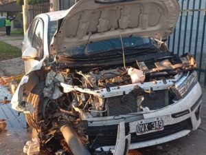 Lee más sobre el artículo Villa Ramallo: un automóvil impactó contra columna de alumbrado