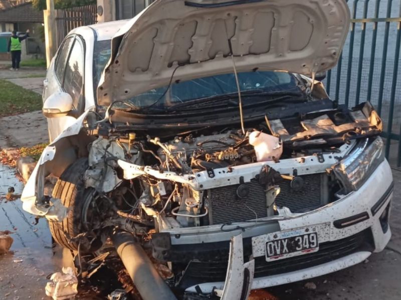 Lee más sobre el artículo Villa Ramallo: un automóvil impactó contra columna de alumbrado