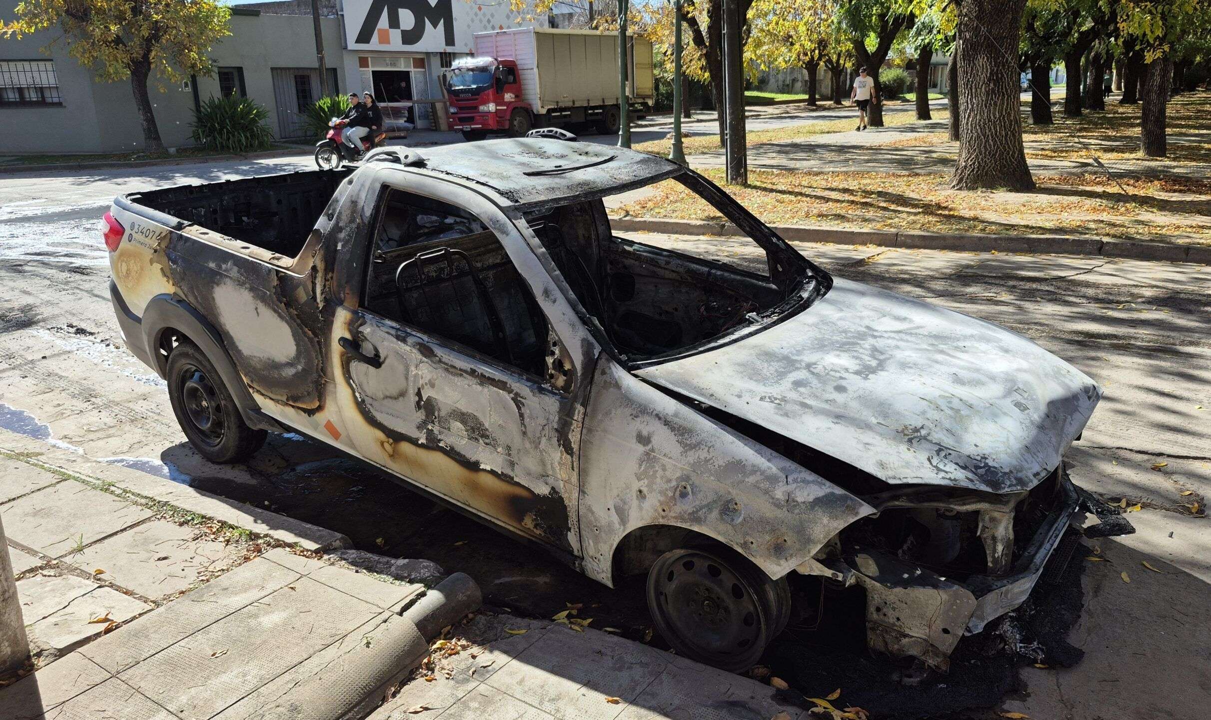 Lee más sobre el artículo Las llamas destruyeron una camioneta en Villa Ramallo