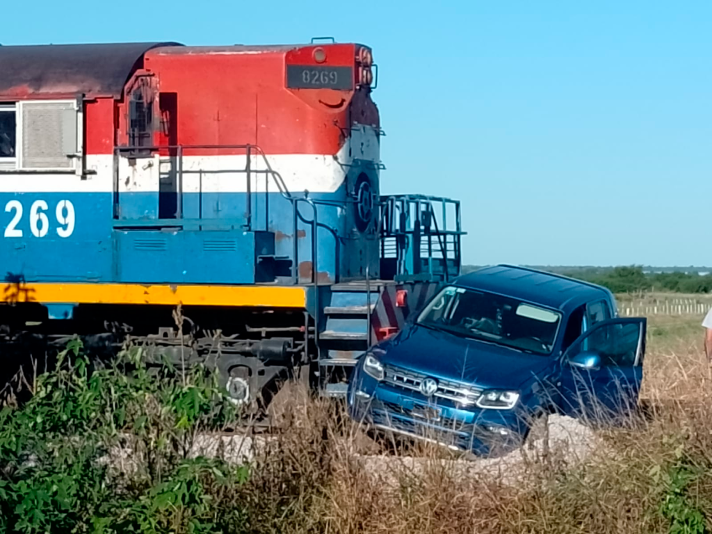 Lee más sobre el artículo Locomotora arrolló a una camioneta en el cruce ferroviario del Camino de la Costa