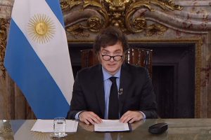 Lee más sobre el artículo Javier Milei dijo que la Argentina recibirá USD 32 mil millones y afirmó: “Eliminamos el cepo para siempre”