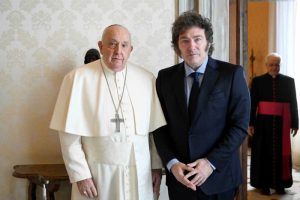 Lee más sobre el artículo La reacción de Javier Milei tras la muerte del papa Francisco: siete días de duelo nacional y viaje al funeral
