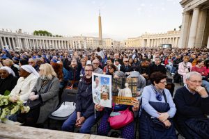 Lee más sobre el artículo Miles de personas despiden a Francisco en la Plaza de San Pedro