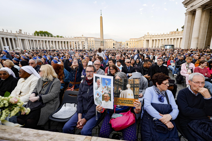 Lee más sobre el artículo Miles de personas despiden a Francisco en la Plaza de San Pedro