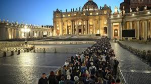 Lee más sobre el artículo Último día para despedirse del papa Francisco: Roma se blinda para su funeral mientras los fieles abarrotan la plaza de San Pedro