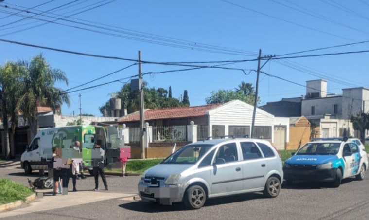 Lee más sobre el artículo Una motocilista quedó internada tras chocar con automóvil en zona sur