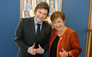 Lee más sobre el artículo FMI: el Gobierno se aseguró un desembolso en el corto plazo en plena caída de reservas y suba del riesgo país
