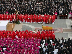 Lee más sobre el artículo Luego de un multitudinario funeral, el papa Francisco ya descansa en la basílica de Santa María la Mayor