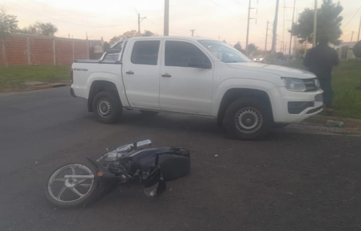 Lee más sobre el artículo Dos mujeres heridas tras choque entre camioneta y moto en la zona sur