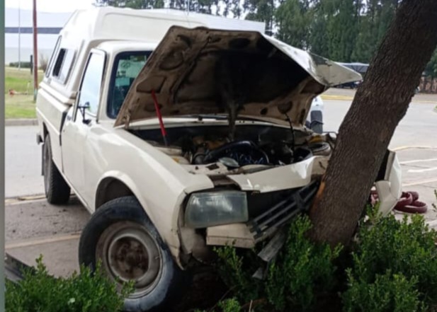 Lee más sobre el artículo Automovilista se chocó un árbol del cantero central en Acceso Perón