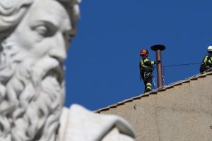 Lee más sobre el artículo Cónclave para elegir nuevo Papa: el Vaticano ya instaló la chimenea para el humo negro y blanco