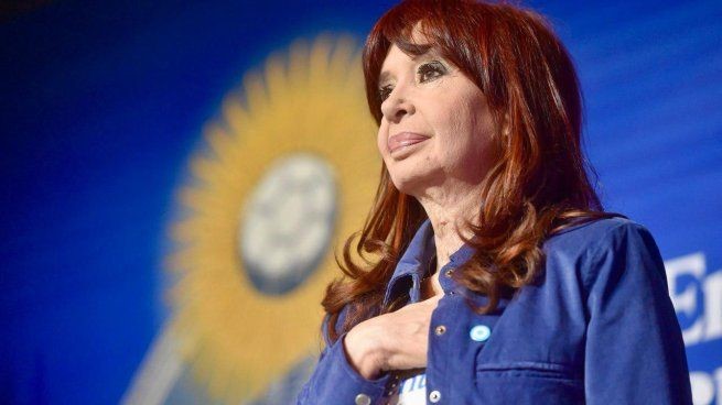 Lee más sobre el artículo Reapareció Cristina Kirchner en un acto por el 25 de Mayo y habló del dólar: «El default está a la vuelta de la esquina»