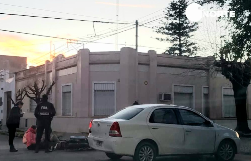 Lee más sobre el artículo Colisionaron moto con auto en la zona céntrica nicoleña