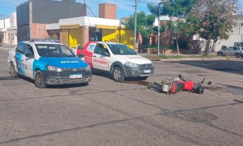 Lee más sobre el artículo Dos personas lesionadas tras choque entre moto y camioneta en Falcón y Brown