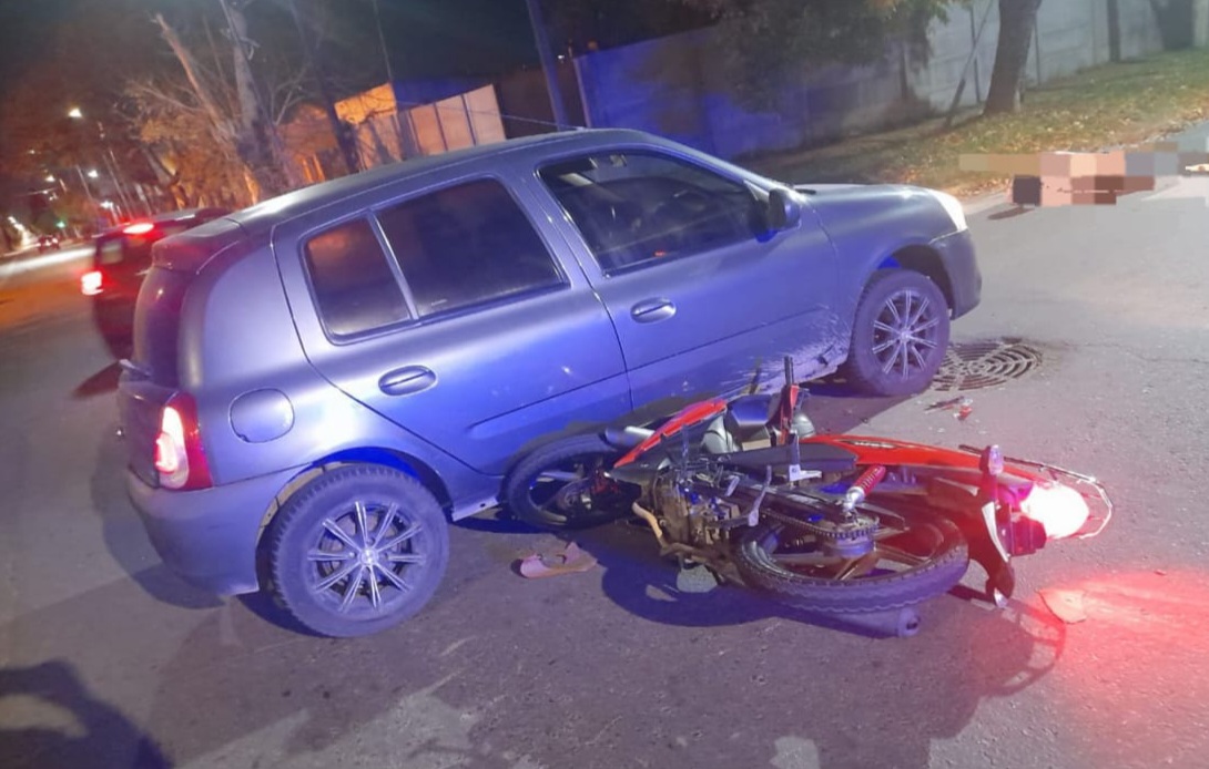 Lee más sobre el artículo Un joven resultó herido tras chocar moto con auto en la zona norte