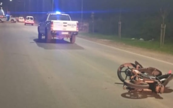 Lee más sobre el artículo Un joven resultó con lesiones tras ser chocado y caer de su moto en zona norte