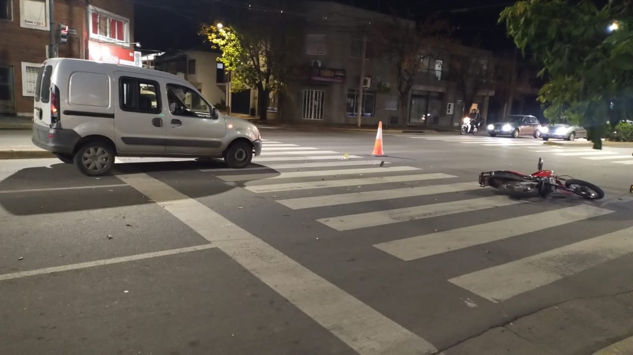 Lee más sobre el artículo Otro choque entre camioneta y moto en Avenida Moreno