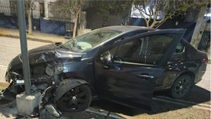 Lee más sobre el artículo Automovilista se incrustó contra columna de alumbrado público