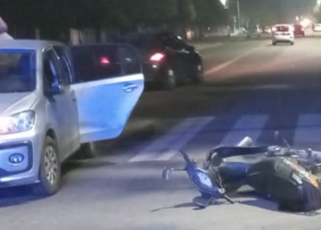 Lee más sobre el artículo Dos personas heridas tras choque entre moto y auto en la zona oeste