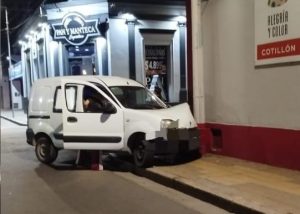 Lee más sobre el artículo Perdió el control y se incrustó contra columna de alumbrado en zona céntrica