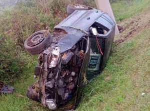 Lee más sobre el artículo Impresionante vuelco de un automóvil en Villa Ramallo