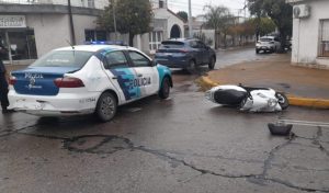 Lee más sobre el artículo Chocaron moto con auto en Necochea y Maipú