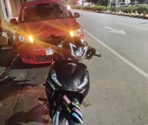 Lee más sobre el artículo Colisionaron auto con moto en Avenida Savio y Pellegrini
