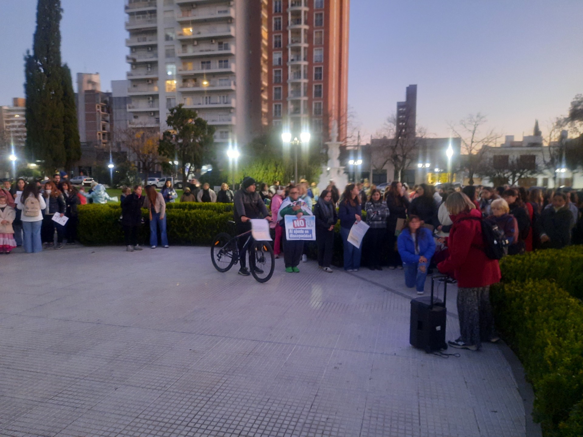 Lee más sobre el artículo Prestadores de servicios a discapacitados reclamaron movilizándose en la zona céntrica