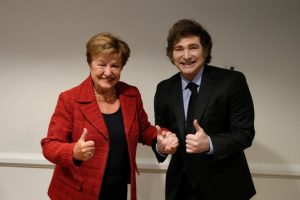 Lee más sobre el artículo De la flotación libre a la administrada: advierten que Javier Milei usará los dólares del FMI para mejorar sus chances electorales