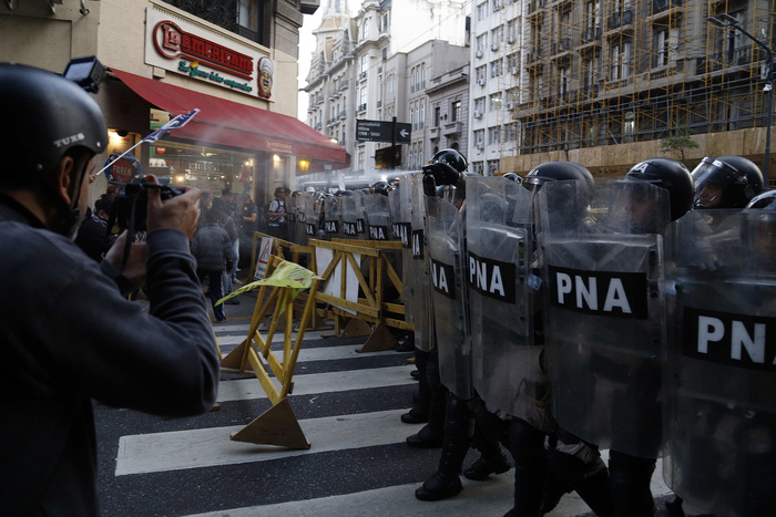 Lee más sobre el artículo Otro miércoles de represión a jubilados frente al Congreso