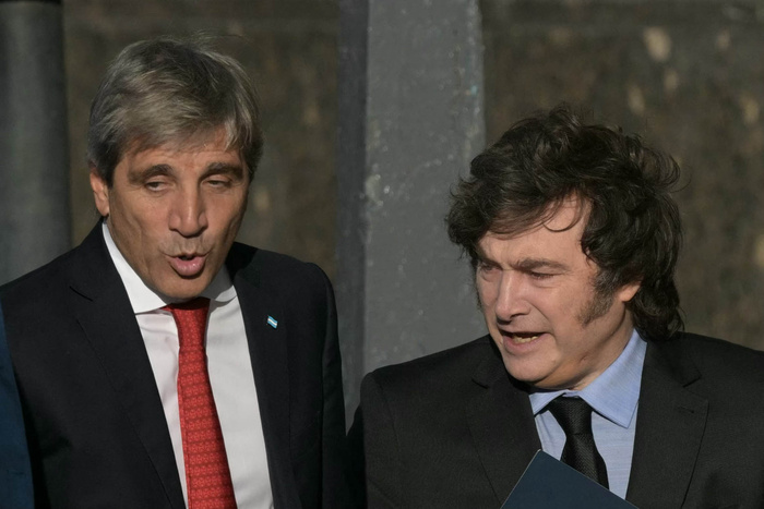 Lee más sobre el artículo Caputo insulta al periodismo mientras pone el ojo en los ahorros en dólares