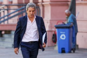 Lee más sobre el artículo Caputo, a dos manos, pisa precios y salarios