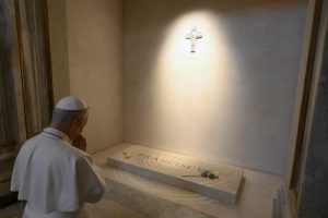 Lee más sobre el artículo León XIV visitó la tumba de Francisco en una de sus primeras actividades como Papa