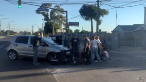 Lee más sobre el artículo Dos adolescentes lesionados tras choque entre moto y auto en la zona sur