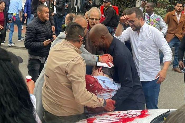 Lee más sobre el artículo Colombia: el precandidato presidencial continúa en estado crítico tras sufrir un atentado